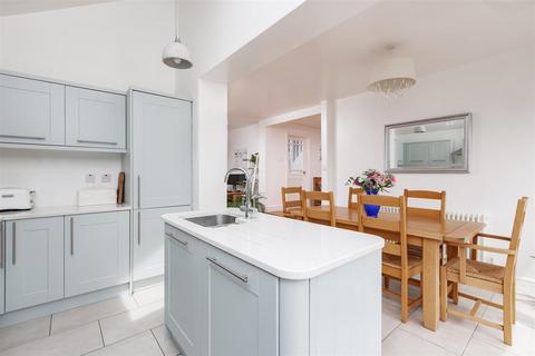 87 Flowerhill Way, Istead Rise, Gravesend, DA13 9DN