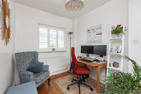 87 Flowerhill Way, Istead Rise, Gravesend, DA13 9DN