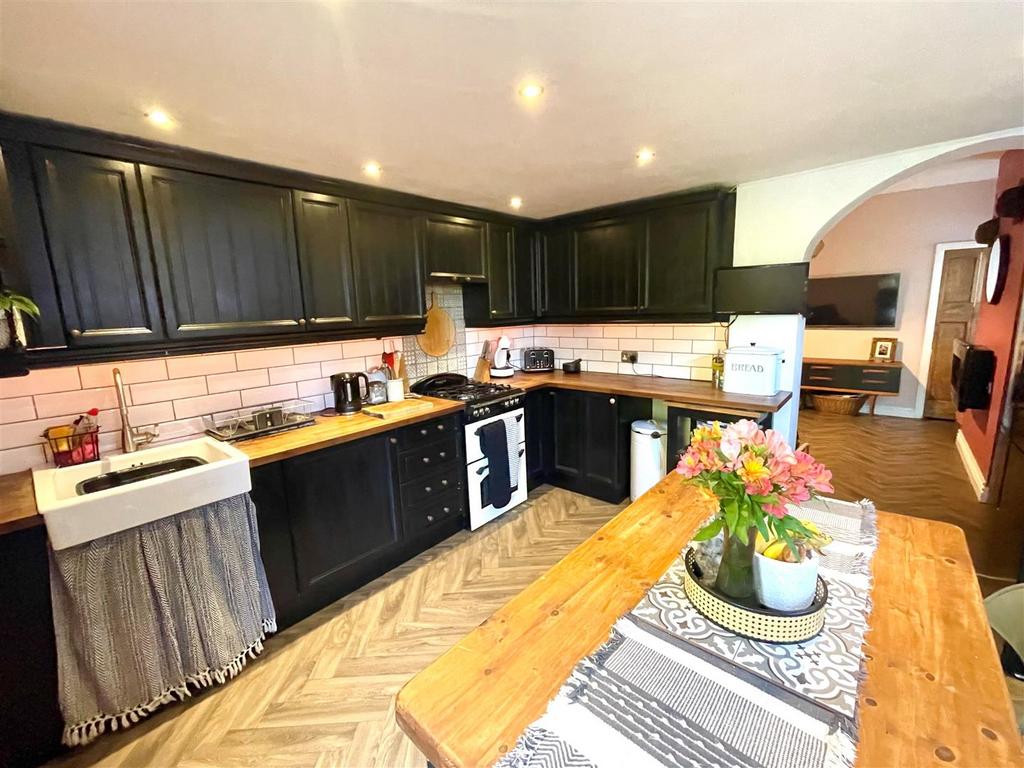 KITCHEN 2.jpg