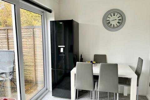 92 Ayelands, New Ash Green, Longfield, DA3 8JW