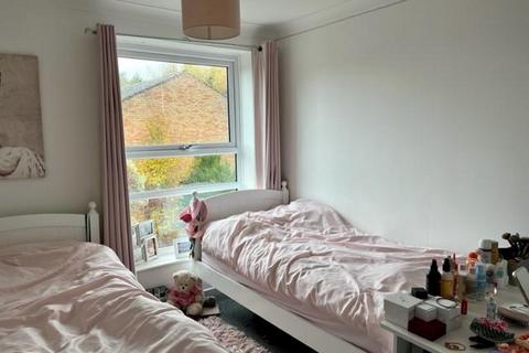 92 Ayelands, New Ash Green, Longfield, DA3 8JW