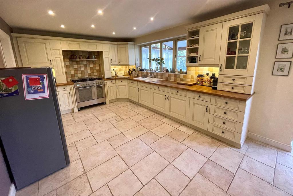 KITCHEN 2.jpg
