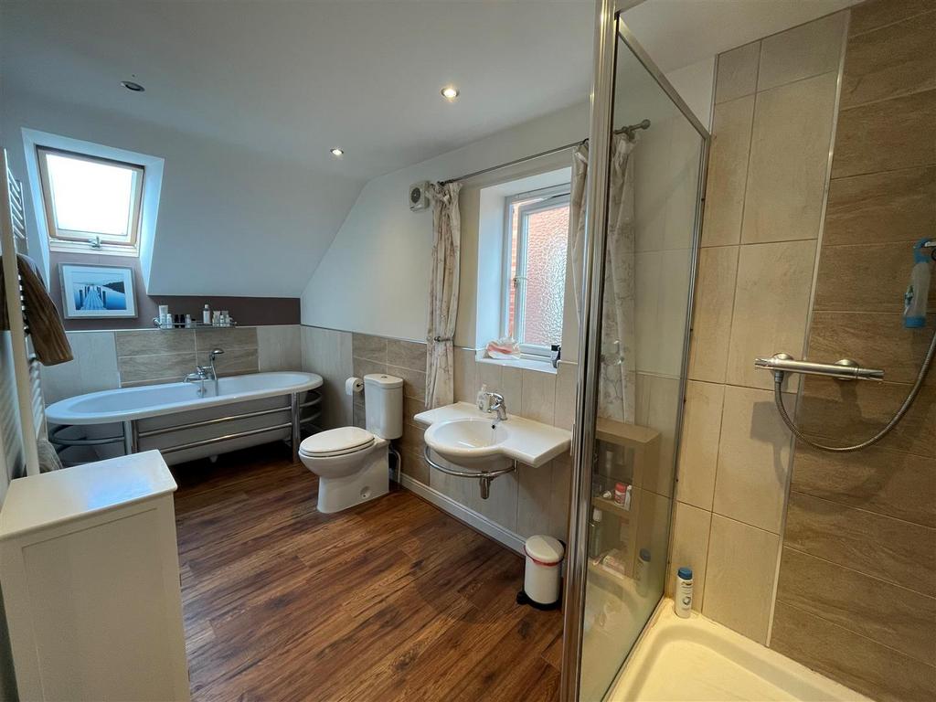 MASTER ENSUITE.jpg