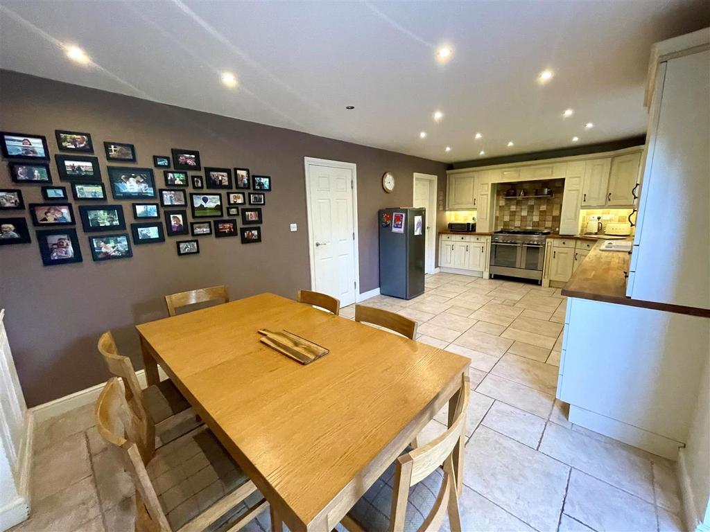 KITCHEN 3.jpg