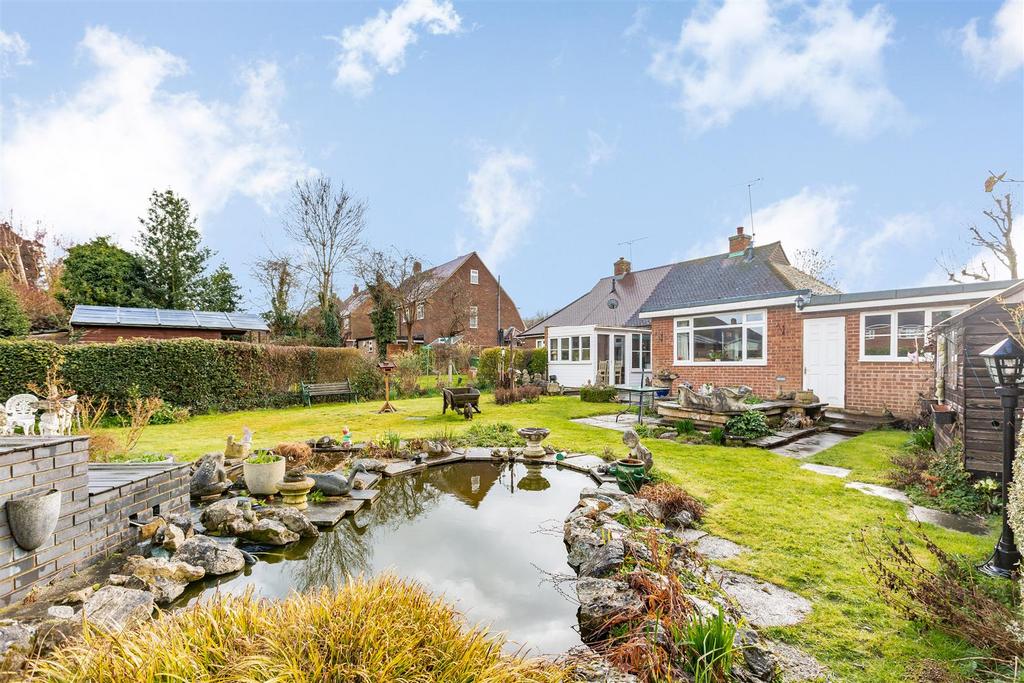 Longfield Road, Meopham Gravesend DA13 2 bed semidetached bungalow for