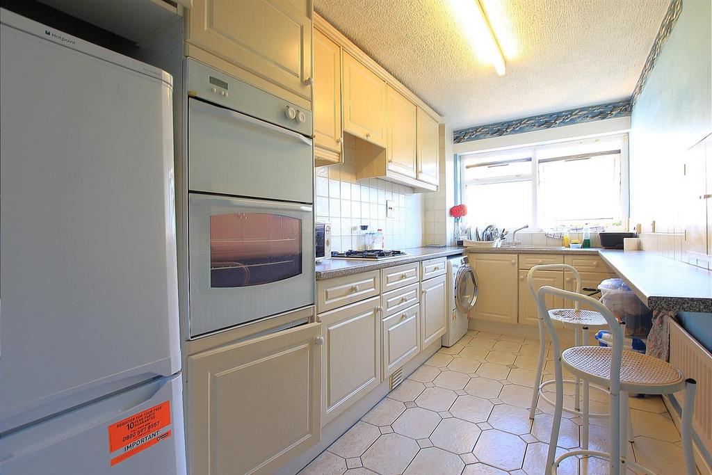 Field Road, Feltham TW14 2 bed apartment £1,650 pcm (£381 pw)