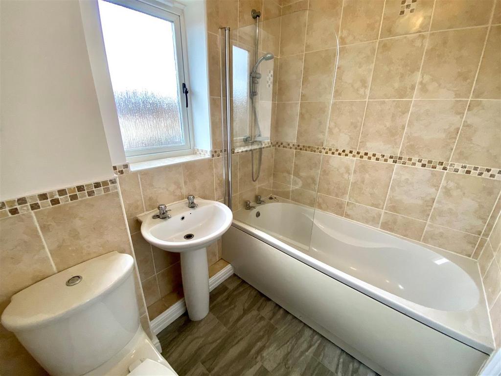 8 hill court family bath.jpg