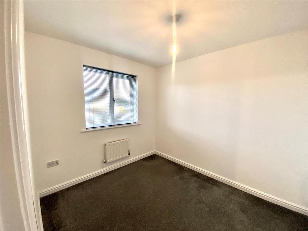 8 hill court front bed.jpg