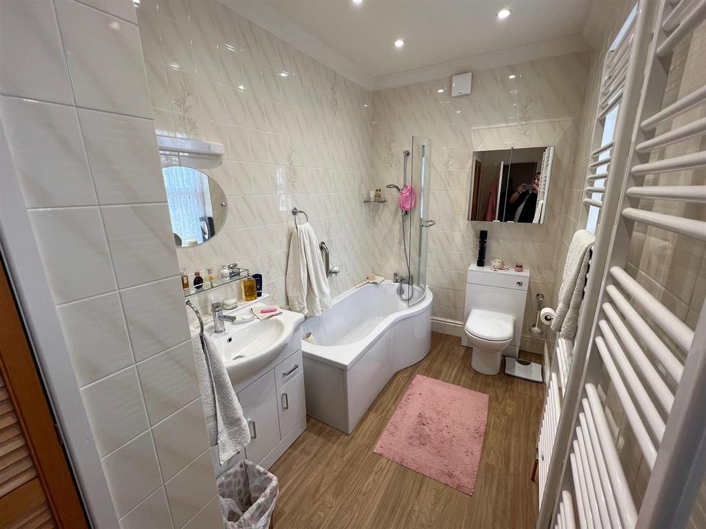 Bathroom 2.jpg
