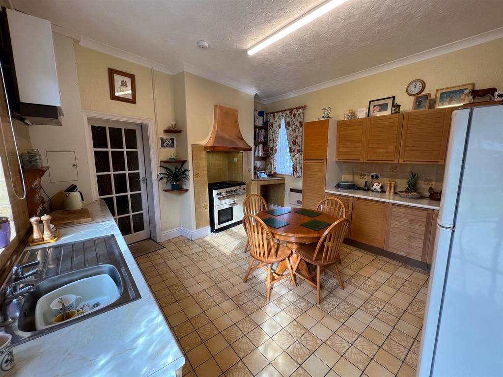 Kitchen 1.jpg