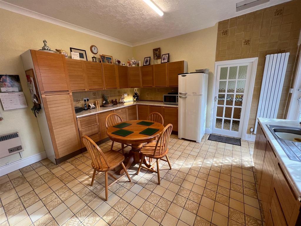 Kitchen 2.jpg