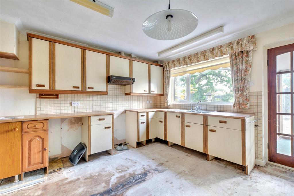 Kitchen 2.jpeg