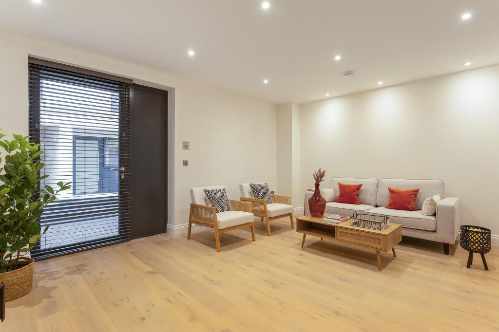 30 Carlton Street 327588 - (8).jpg