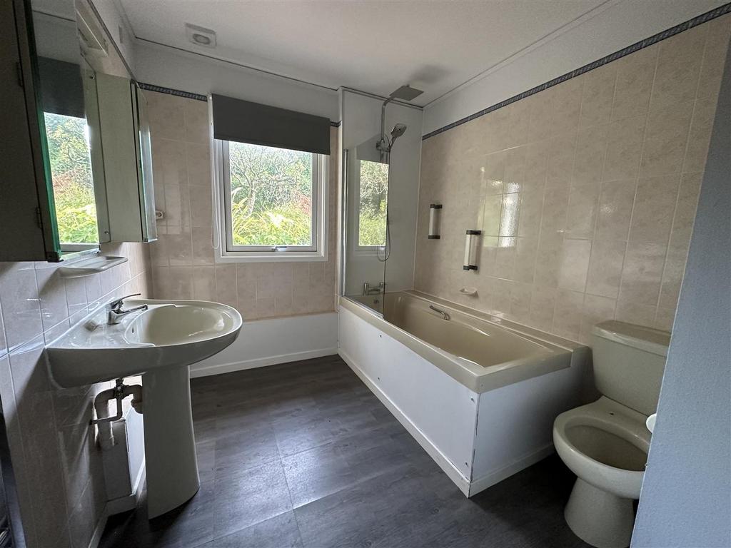 Main Bathroom.jpeg