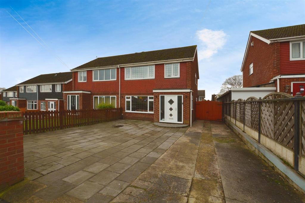 Holme Hall Avenue, Scunthorpe 3 bed semidetached house for sale £190,000