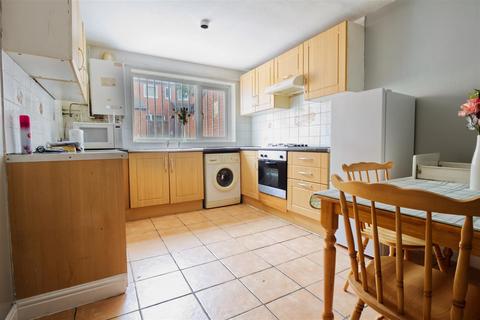 3 bedroom house to rent - St Johns Close, Hyde Park, Leeds