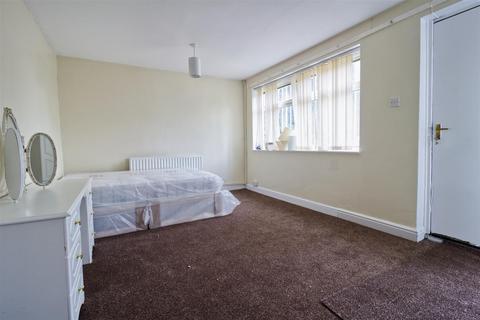 3 bedroom house to rent - St Johns Close, Hyde Park, Leeds