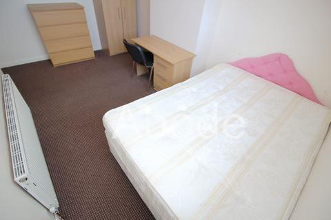 3 bedroom house to rent - Hall Grove, Hyde Park, Leeds