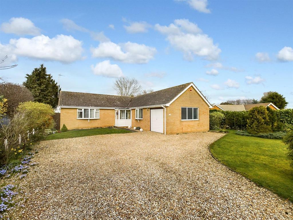 Manor Farm Drive, Sturton By Stow 3 bed detached bungalow for sale £