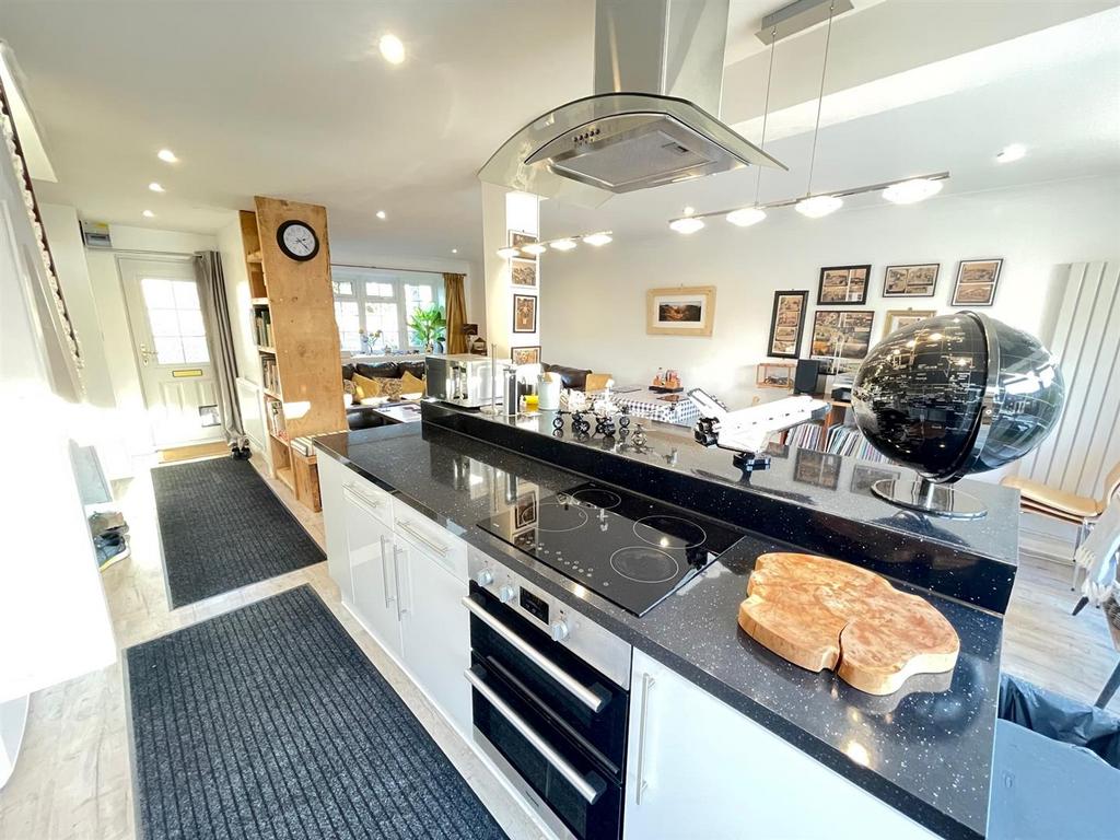 Colne Drive, WaltonOnThames 3 bed house £2,000 pcm (£462 pw)