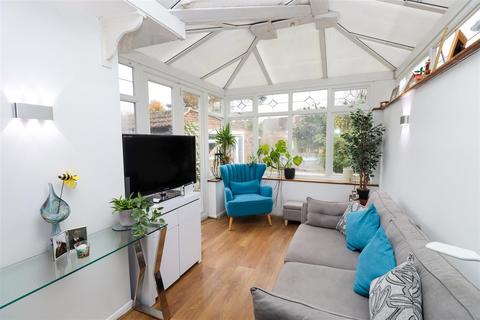 2 bedroom semi-detached bungalow for sale - Linkway, Fleet GU52