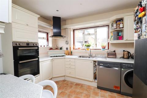 2 bedroom semi-detached bungalow for sale - Linkway, Fleet GU52