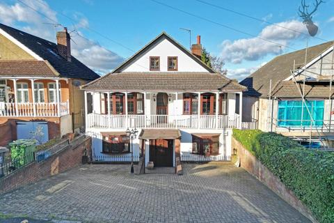 5 bedroom detached house for sale - Manor Road, Chigwell