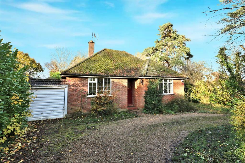 Raffin Close, Datchworth, Knebworth, Herts, SG3 4 bed detached bungalow