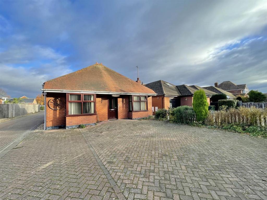 Naas Lane, Quedgeley, Gloucester 3 bed detached bungalow for sale £