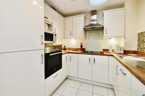 2 bedroom apartment for sale, Folland Court Hamble Lane, Hamble, Southampton, Hampshire SO31 4JS