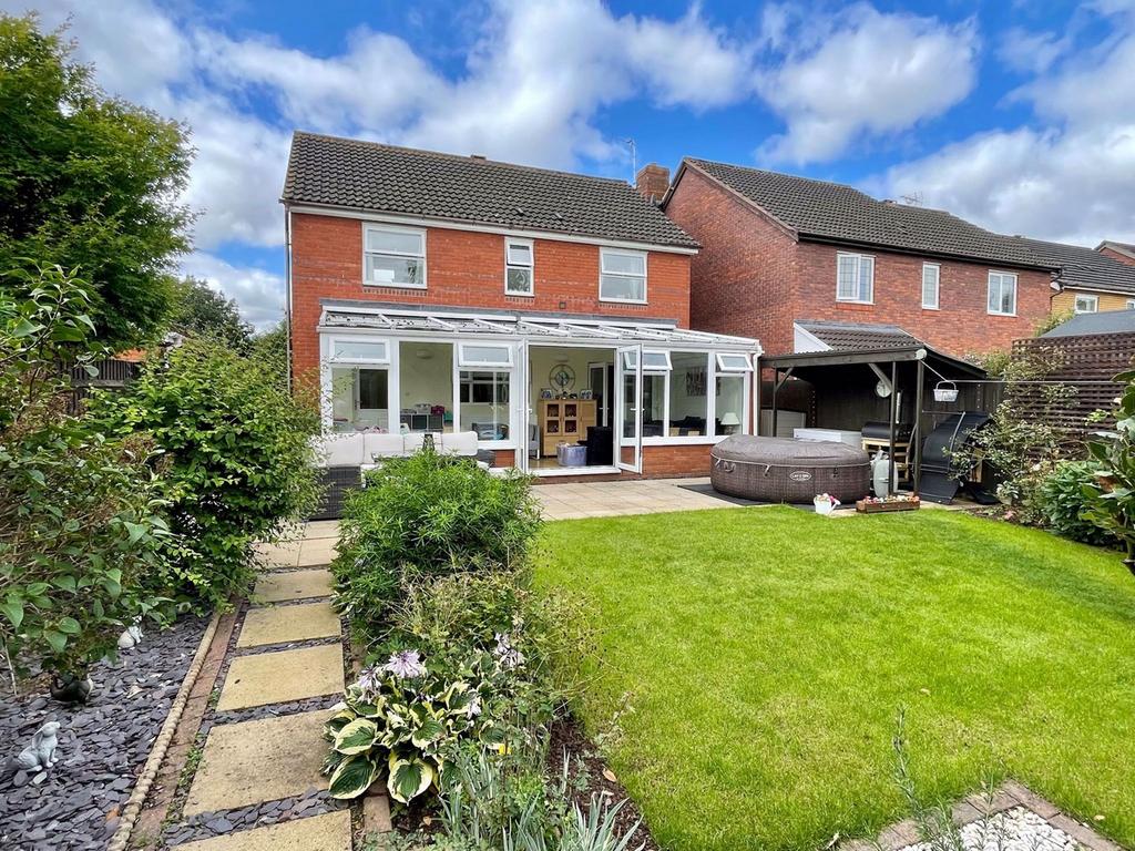 Warwick Road, Lower Bullingham, Hereford, HR2 4 bed detached house for