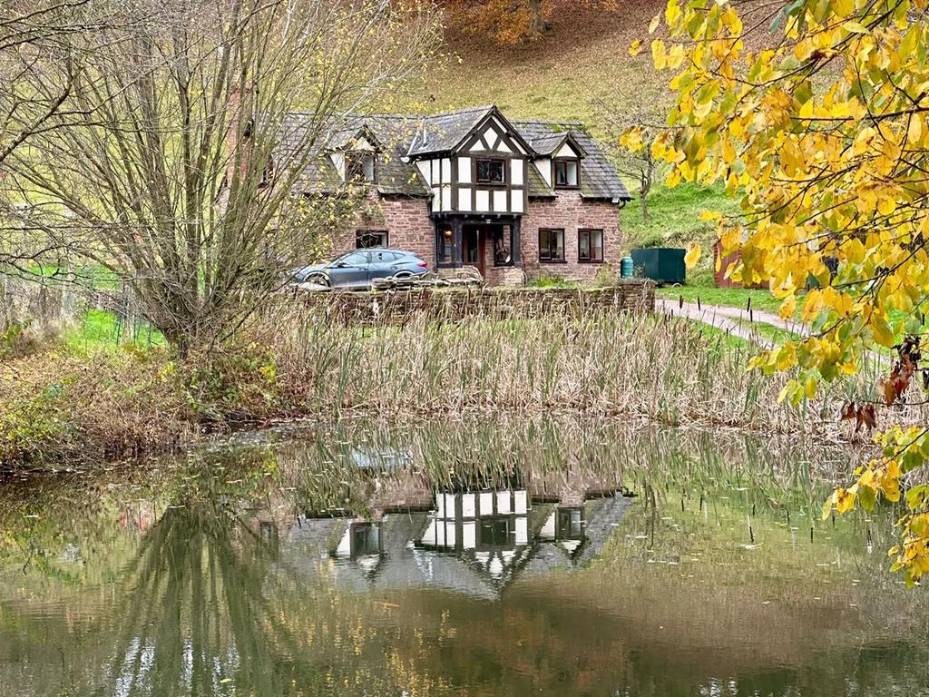 Upper Hill, Leominster, HR6 2 bed barn conversion for sale £460,000