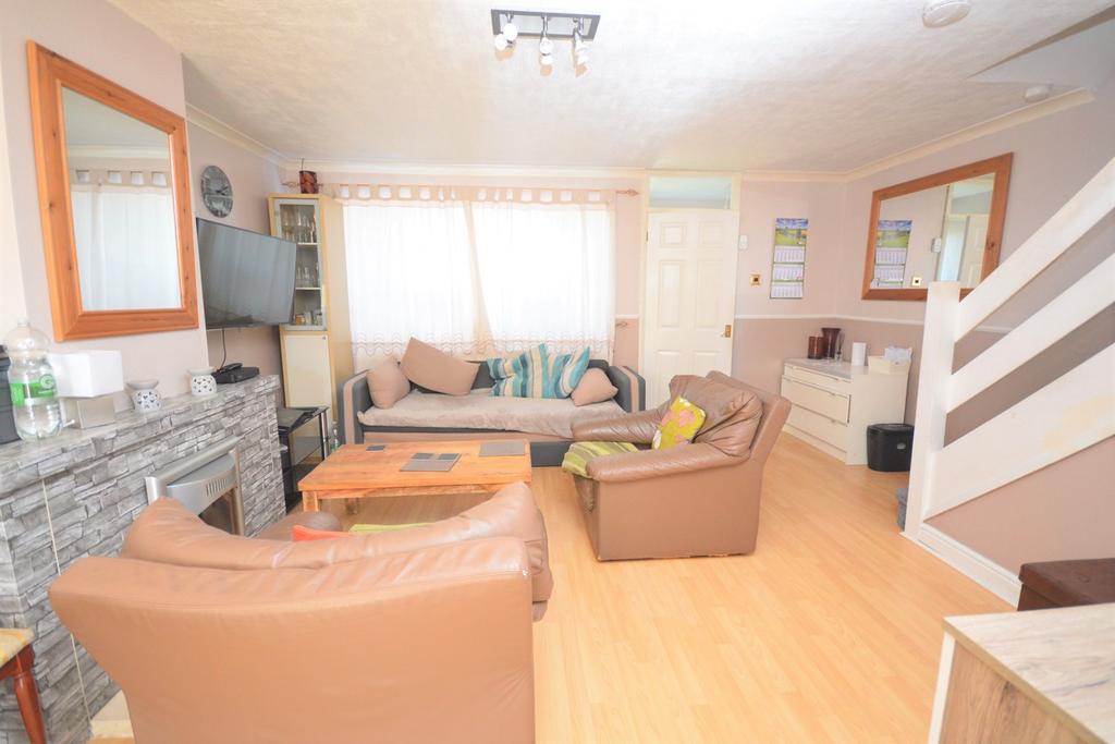 Edinburgh Gardens, Braintree, CM7 3 bed house £1,325 pcm (£306 pw)