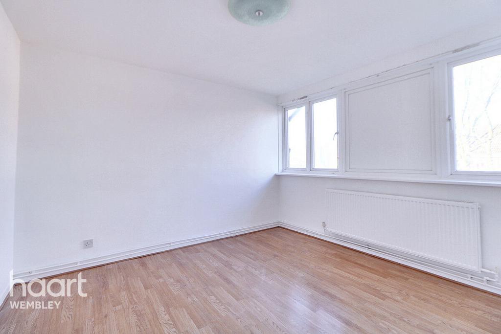 Wembley Park 2 bed flat for sale £300,000