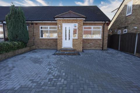 2 bedroom semi-detached bungalow for sale - Canberra Close, Hornchurch, Essex