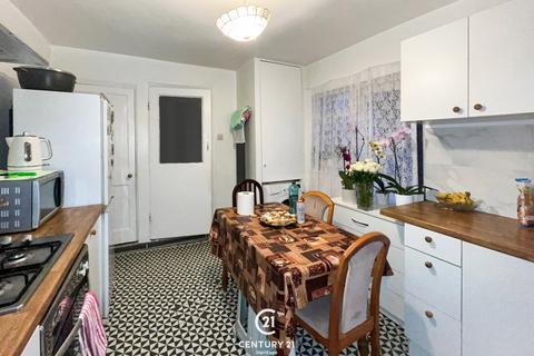 141 Fourth Avenue, London, E12 6DP