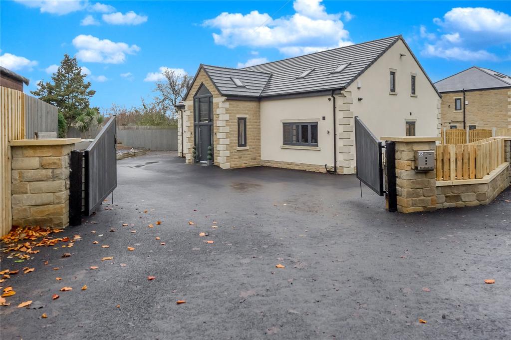 Headlands Road, Liversedge, West Yorkshire, WF15 4 bed detached house