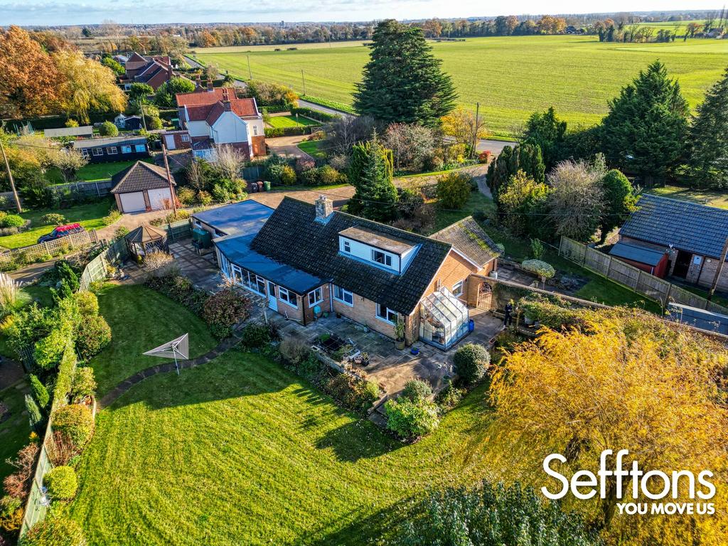 Hackford Road, Wicklewood, Wymondham, NR18 4 bed detached bungalow for