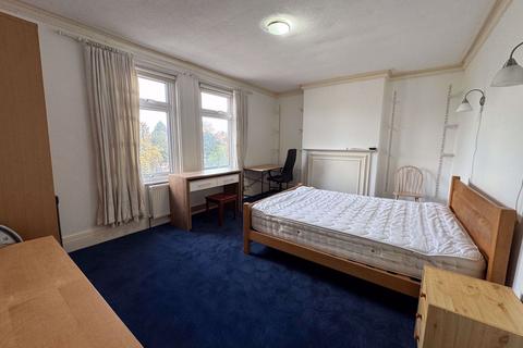 1 bedroom in a house share to rent, King Edwards Place, London, W3