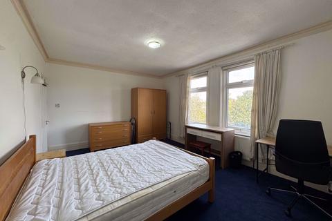 1 bedroom in a house share to rent, King Edwards Place, London, W3