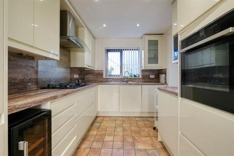 16 Bishops Gate, Birmingham, B31 4AJ