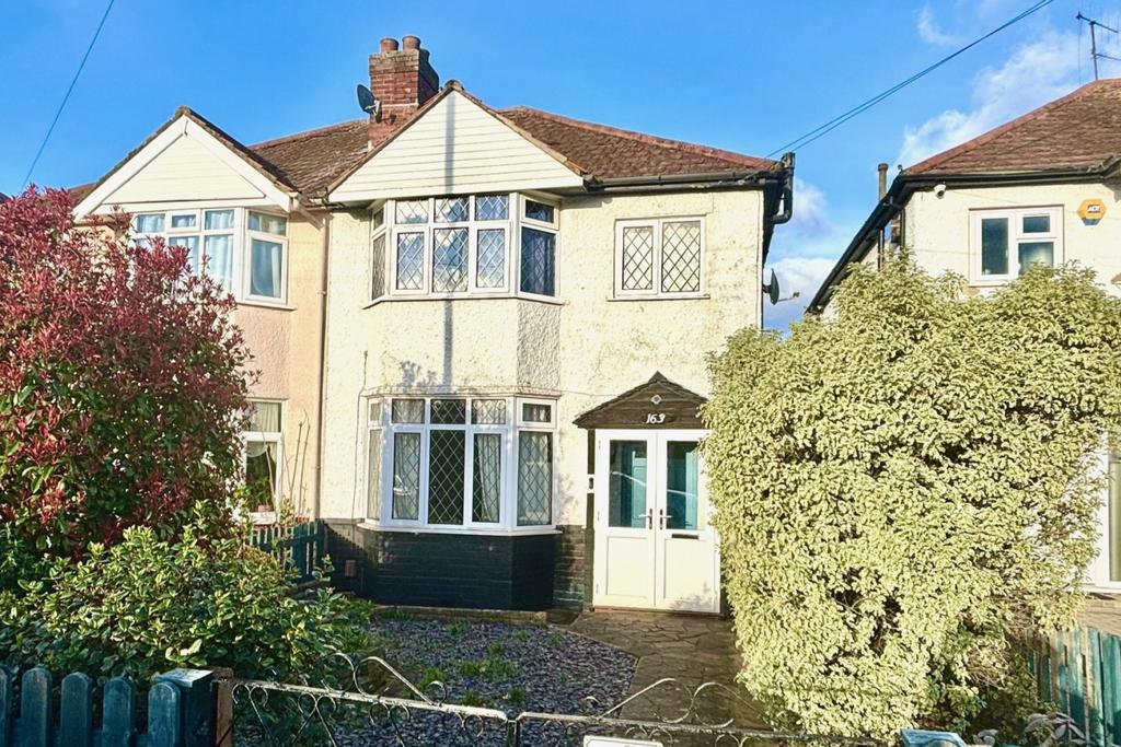 Pooley Green Road, Egham, Surrey, TW20 3 bed semidetached house for