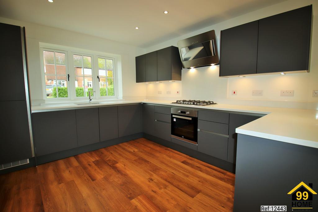 The Street, Ashford, Kent, TN27 3 bed detached house for sale £675,000