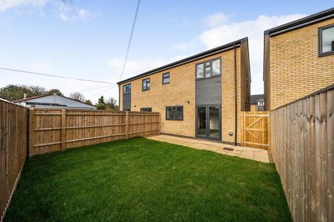 3 bedroom semi-detached house for sale - Banwell Close,  Carterton,  Oxfordhshire,  OX18