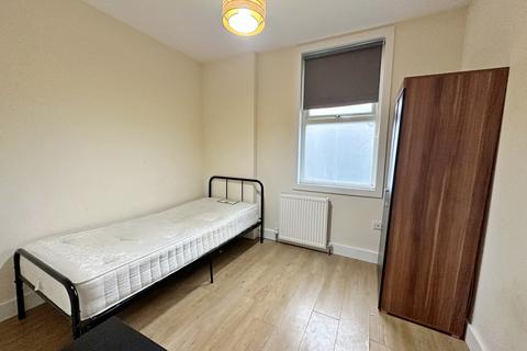 1 bedroom in a house share to rent - Hounslow, TW3