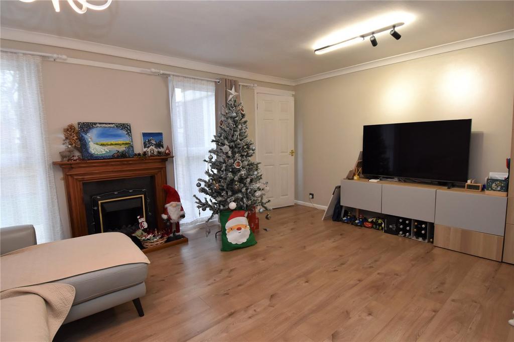 Meadow Court, Droitwich, Worcestershire, WR9 3 bed end of terrace house