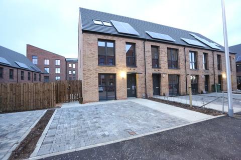 4 bedroom terraced house to rent, Griffin Road, Muirhouse, Edinburgh, EH4