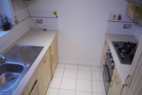 2 bedroom flat to rent, St Lukes Court