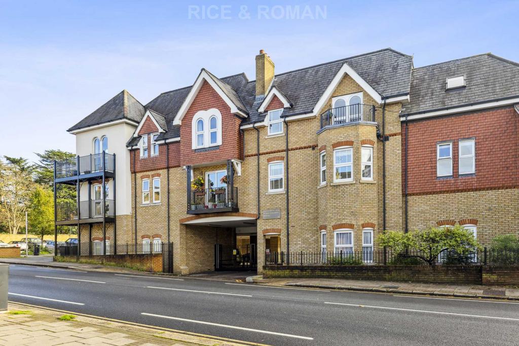 Oatlands Drive, Weybridge KT13 1 bed retirement property £125,000