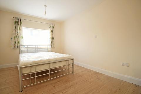 1 bedroom in a house share to rent - Sunnycroft Road,  Hounslow, TW3